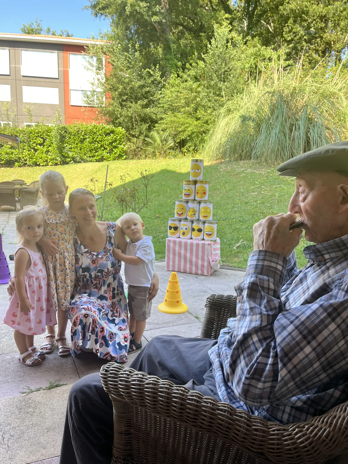 Un air de kermesse s'installe ce matin sur la terrasse avec Natacha, assistante maternelle et de ses petits bouts