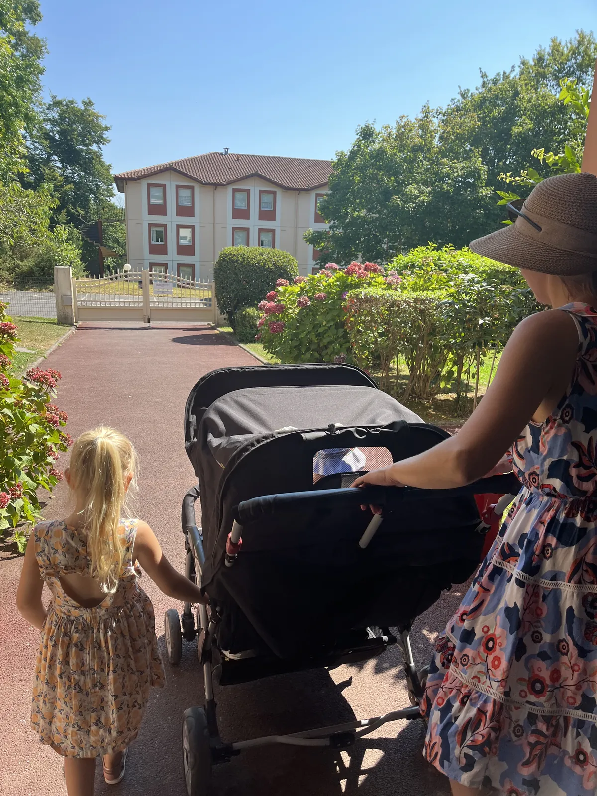 Un air de kermesse s'installe ce matin sur la terrasse avec Natacha, assistante maternelle et de ses petits bouts