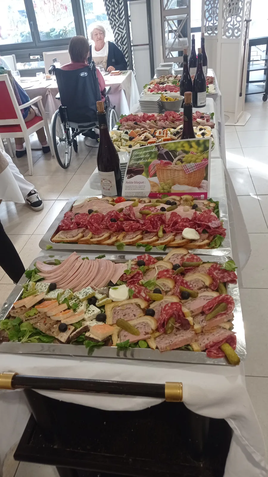 Célébration du Beaujolais Nouveau : Buffet Gourmand et Spectacle d'Accordéon