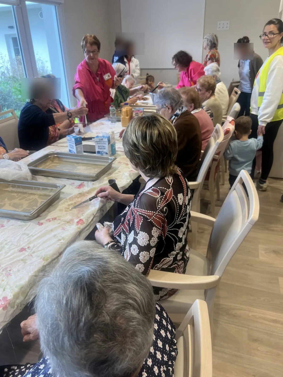 Atelier pâtisserie avec la MAISON PILOU et les BLOUSES ROSES  pour le 3 -ème jour de la semaine bleue 