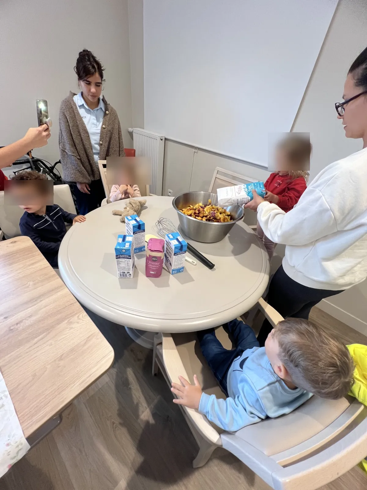 Atelier pâtisserie avec la MAISON PILOU et les BLOUSES ROSES  pour le 3 -ème jour de la semaine bleue 