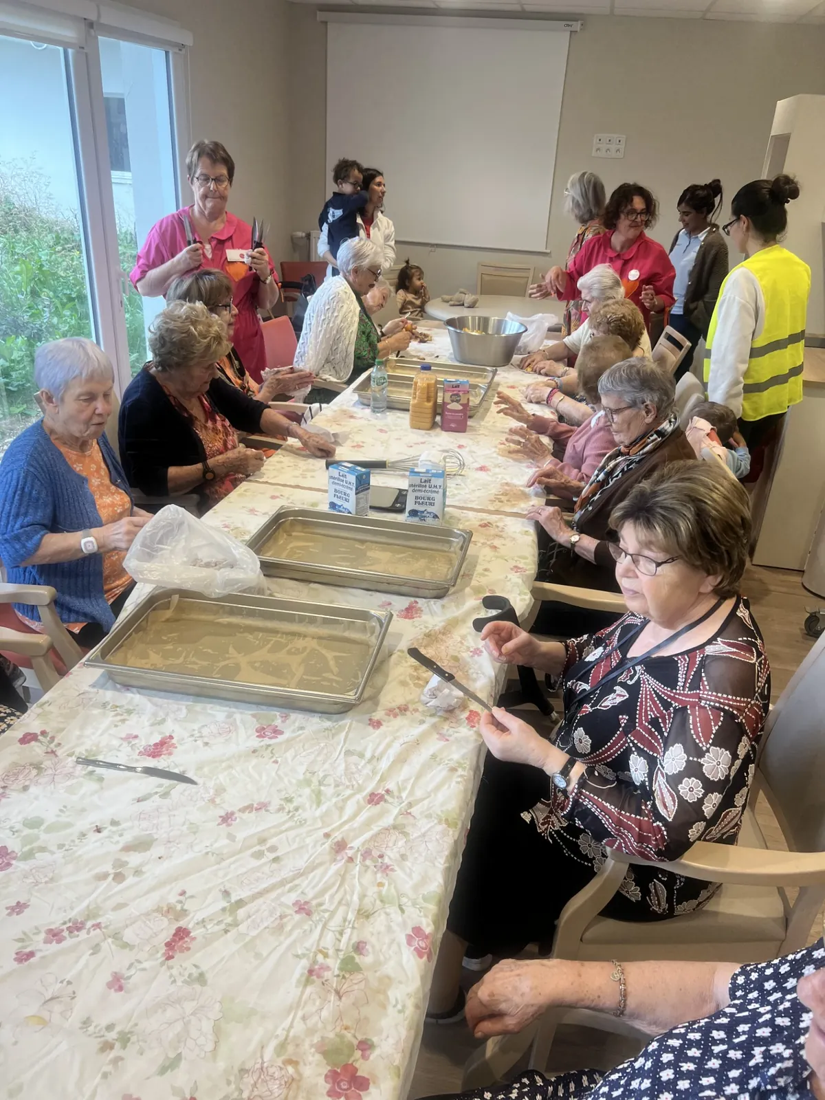 Atelier pâtisserie avec la MAISON PILOU et les BLOUSES ROSES  pour le 3 -ème jour de la semaine bleue 