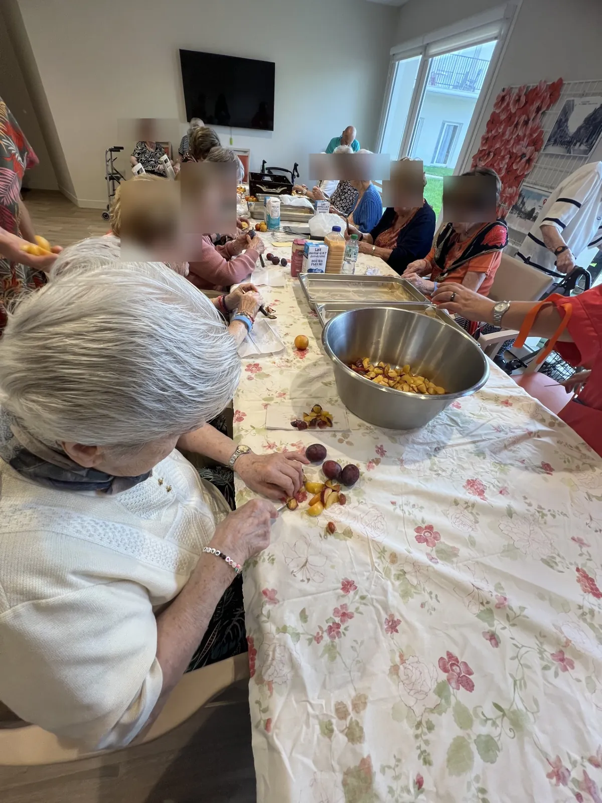 Atelier pâtisserie avec la MAISON PILOU et les BLOUSES ROSES  pour le 3 -ème jour de la semaine bleue 