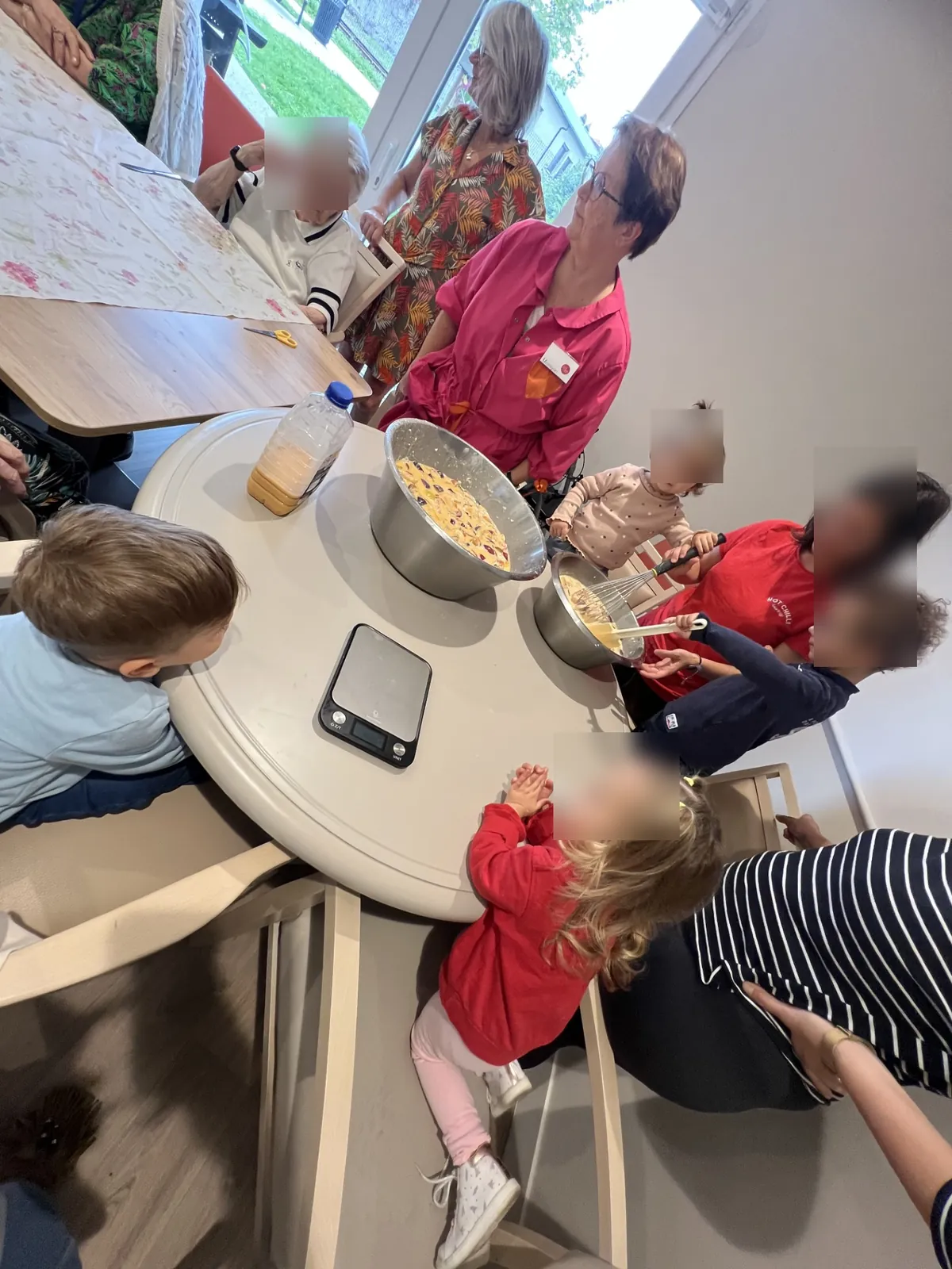 Atelier pâtisserie avec la MAISON PILOU et les BLOUSES ROSES  pour le 3 -ème jour de la semaine bleue 
