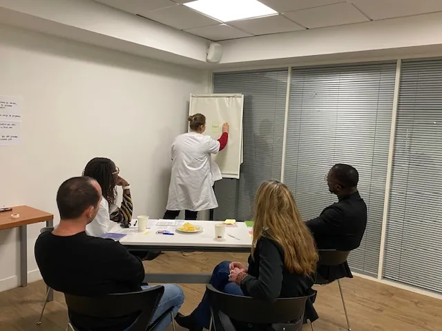 A vos marqueurs, prêts, partez… la residence tiers temps Suresnes s’imprègne de ses marqueurs en équipe et avec les residents et les familles.