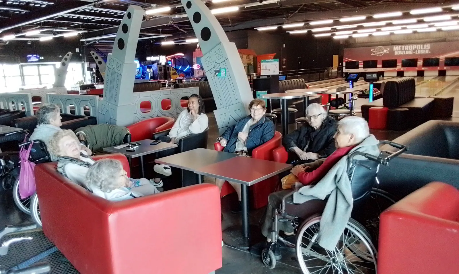 La Sortie en minibus du jeudi : Gaufre et Chocolat chaud eu Metropolis Bowling