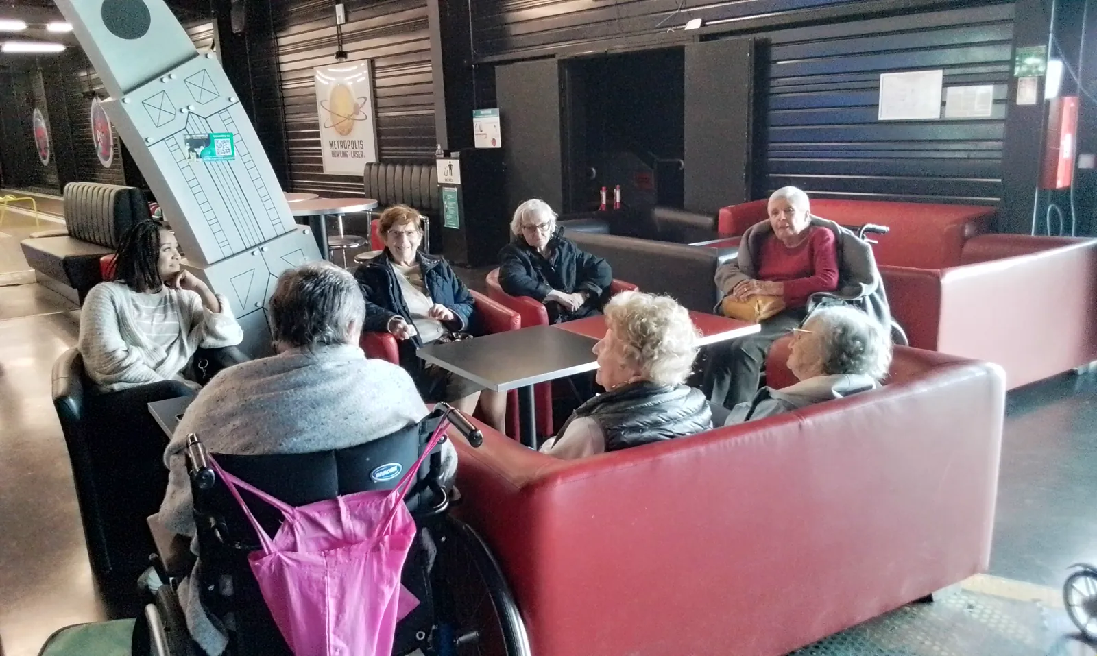 La Sortie en minibus du jeudi : Gaufre et Chocolat chaud eu Metropolis Bowling