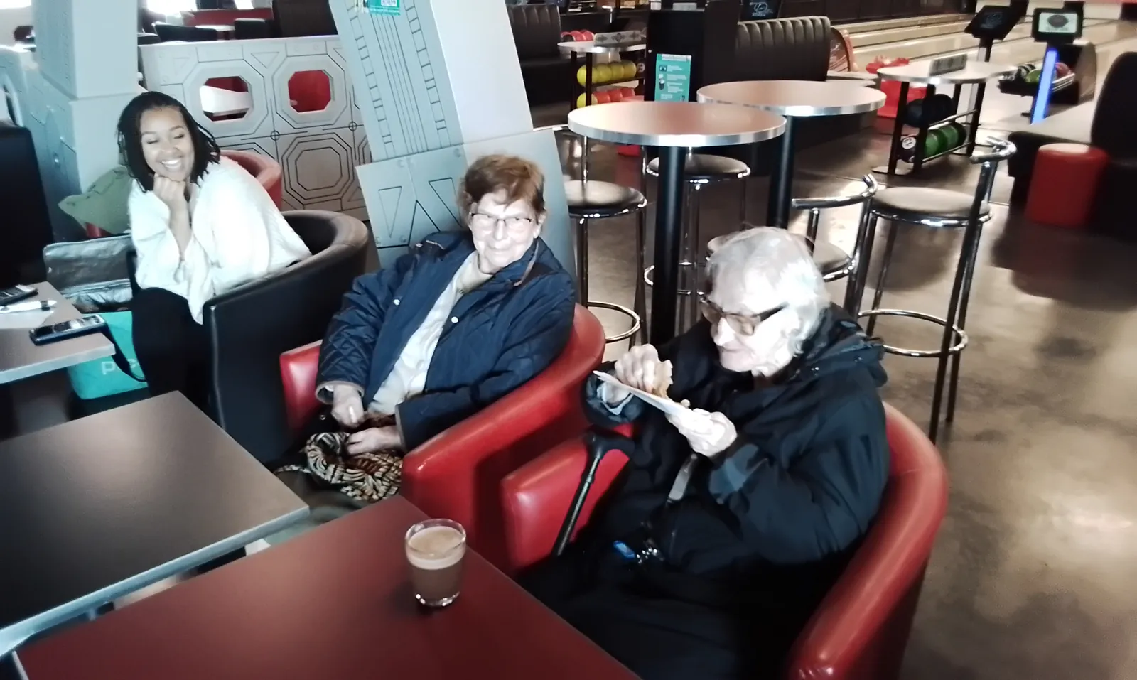 La Sortie en minibus du jeudi : Gaufre et Chocolat chaud eu Metropolis Bowling