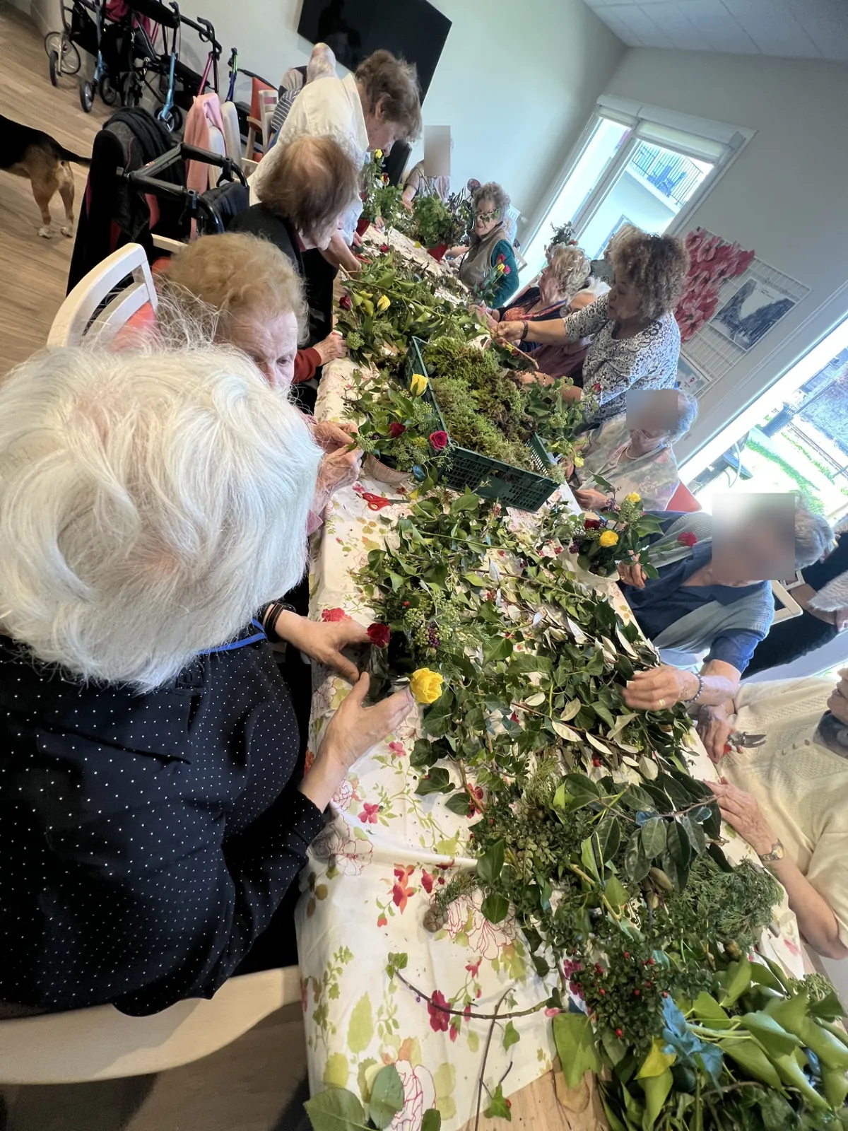 Art floral avec l'association VIVRE ENSEMBLE et Maeva l'animatrice pour le deuxième jours de la SEMAINE BLEUE 