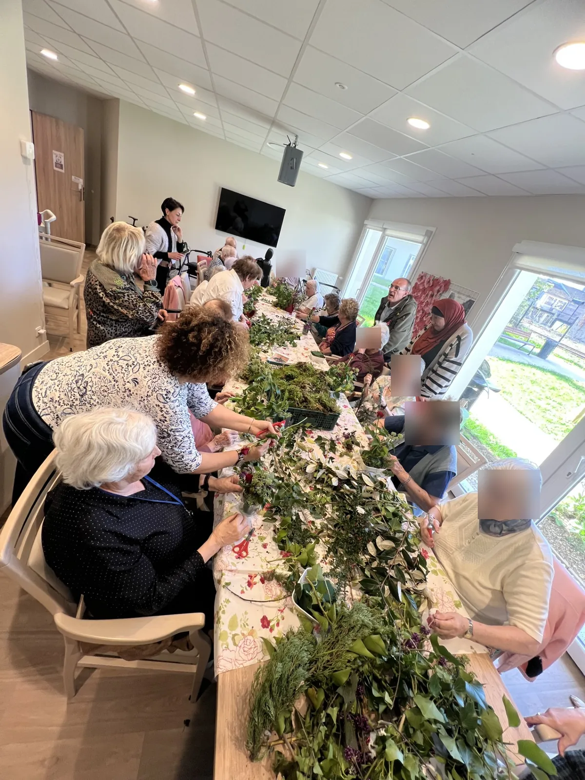 Art floral avec l'association VIVRE ENSEMBLE et Maeva l'animatrice pour le deuxième jours de la SEMAINE BLEUE 