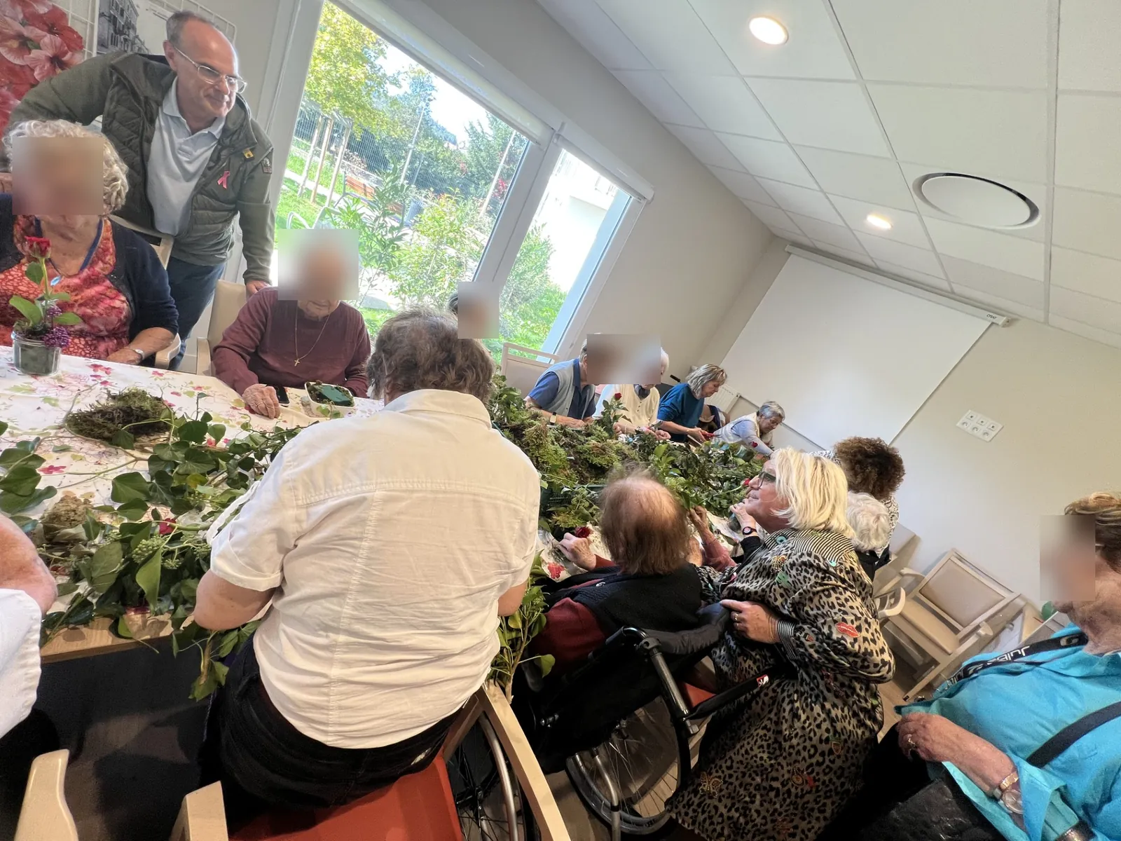 Art floral avec l'association VIVRE ENSEMBLE et Maeva l'animatrice pour le deuxième jours de la SEMAINE BLEUE 