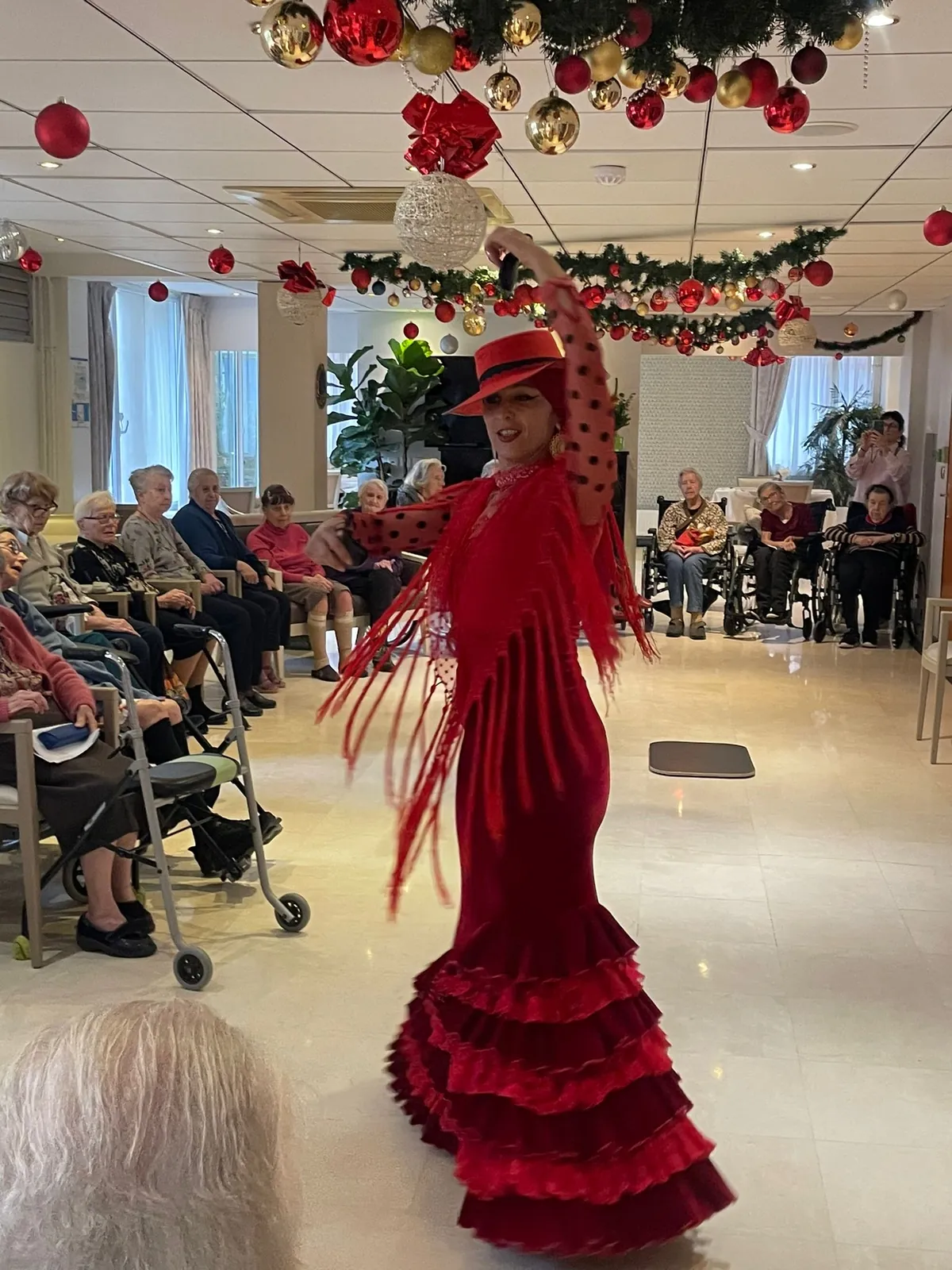 Un spectacle de flamenco haut en couleurs a enchanté les résidents