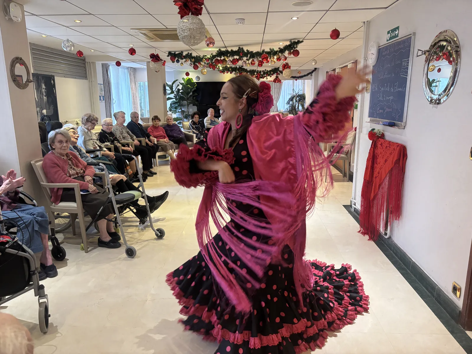 Un spectacle de flamenco haut en couleurs a enchanté les résidents