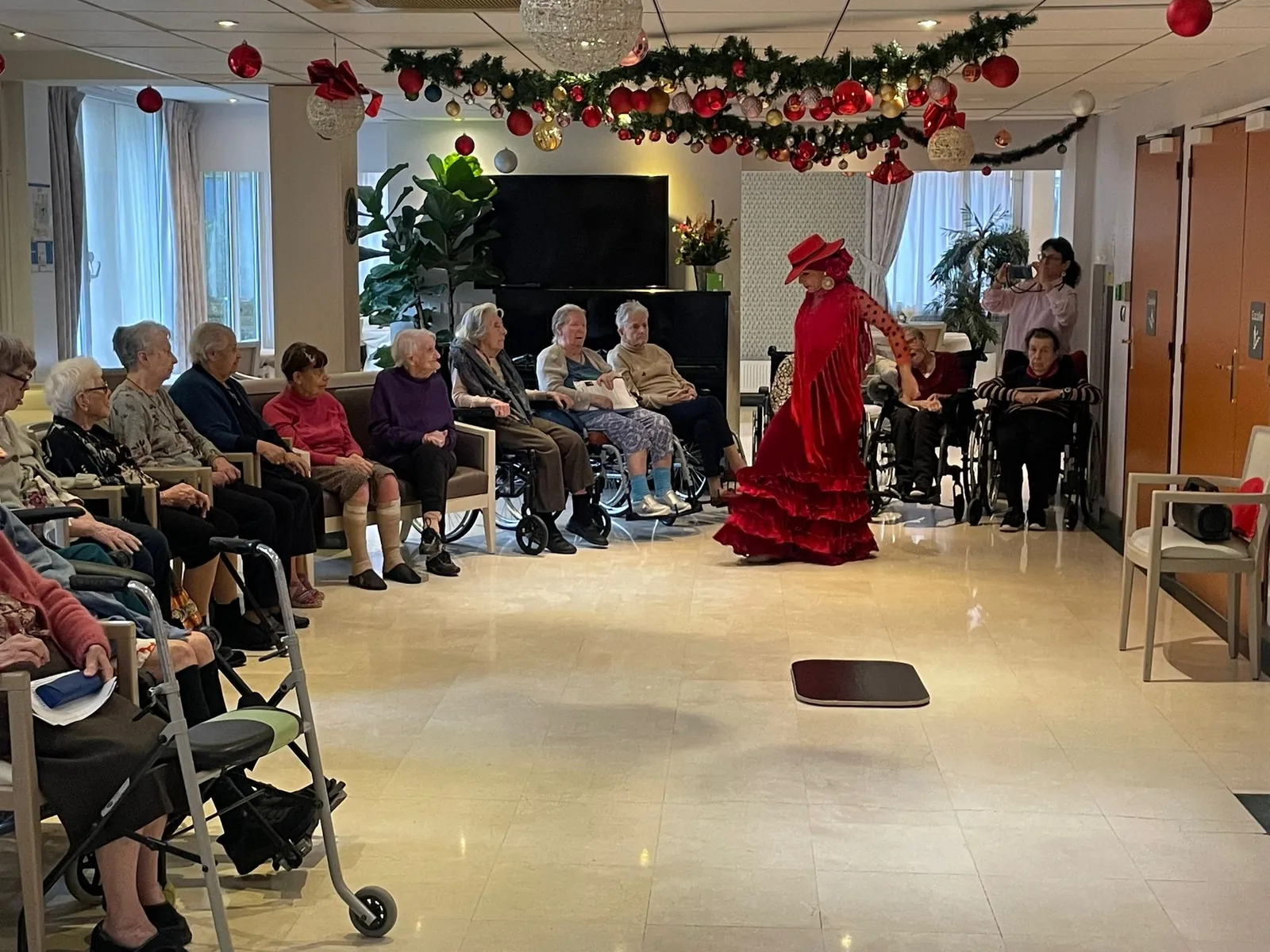 Un spectacle de flamenco haut en couleurs a enchanté les résidents
