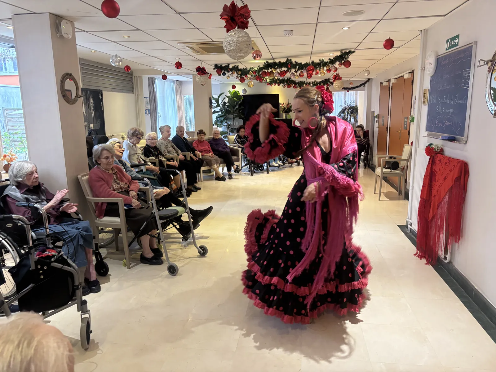 Un spectacle de flamenco haut en couleurs a enchanté les résidents