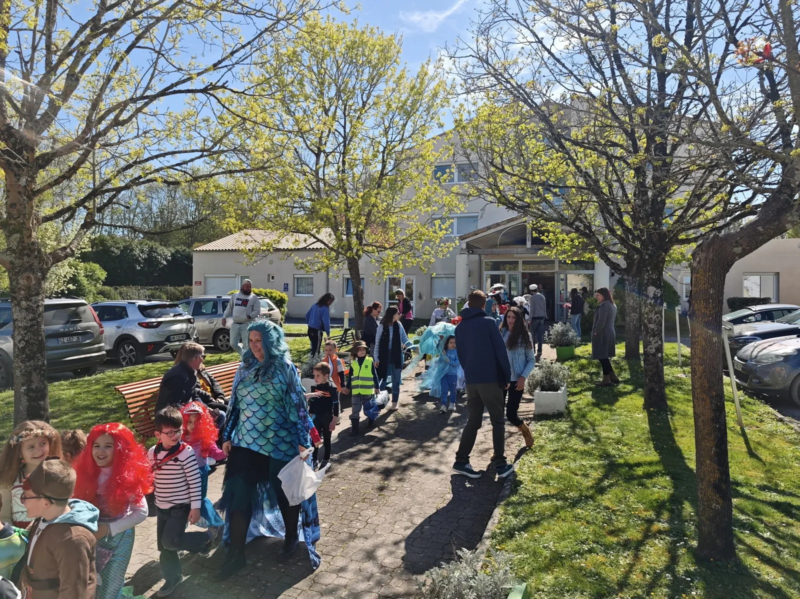 Quand les enfants de l'école viennent fêter le carnaval à la résidence 