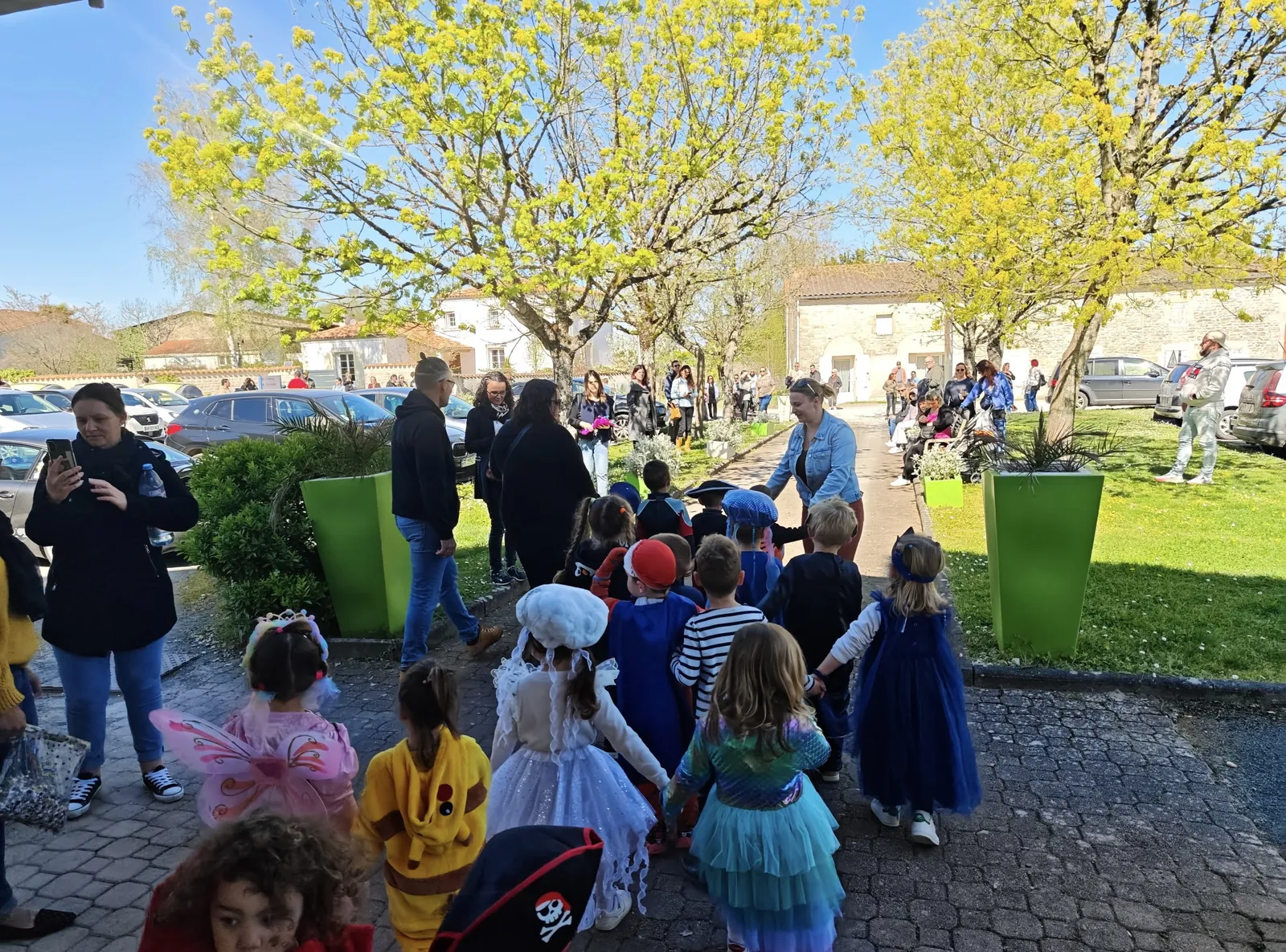 Quand les enfants de l'école viennent fêter le carnaval à la résidence 