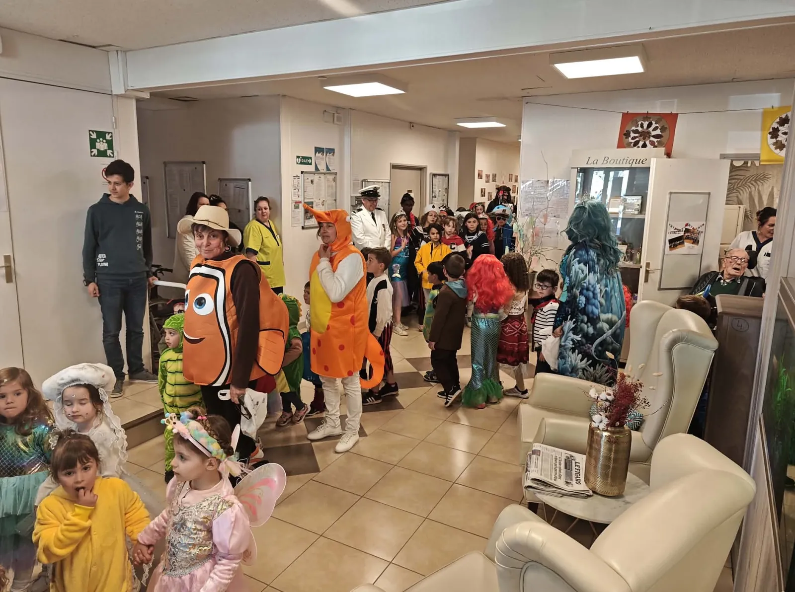 Quand les enfants de l'école viennent fêter le carnaval à la résidence 