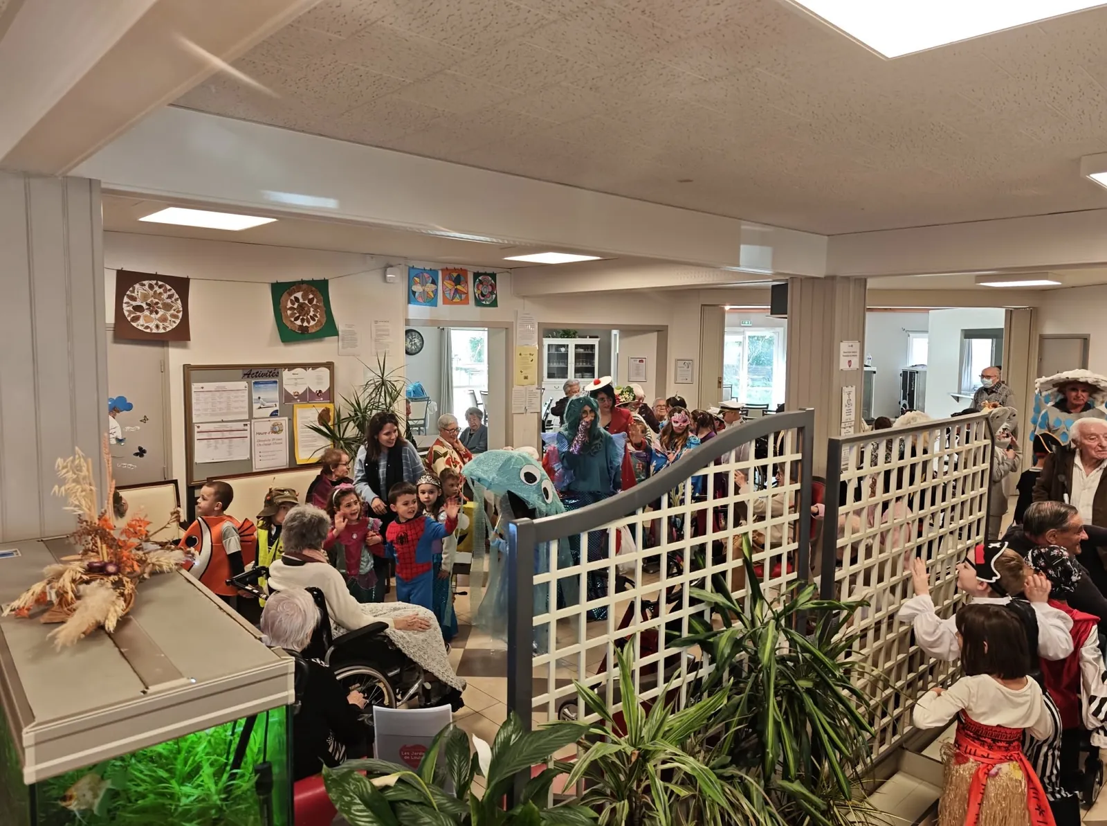 Quand les enfants de l'école viennent fêter le carnaval à la résidence 