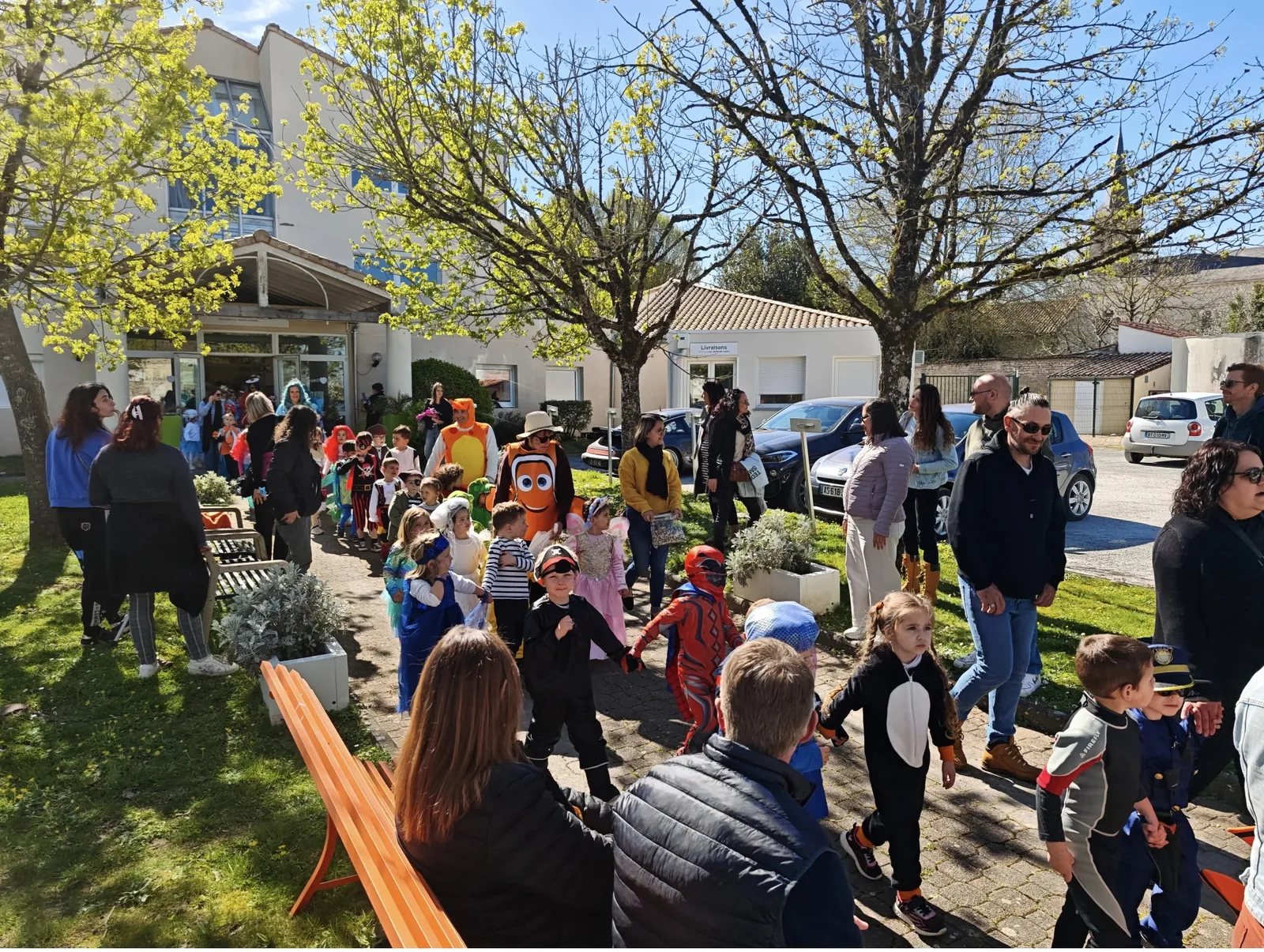 Quand les enfants de l'école viennent fêter le carnaval à la résidence 
