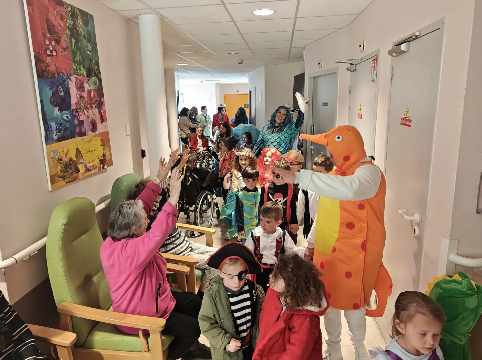 Quand les enfants de l'école viennent fêter le carnaval à la résidence 