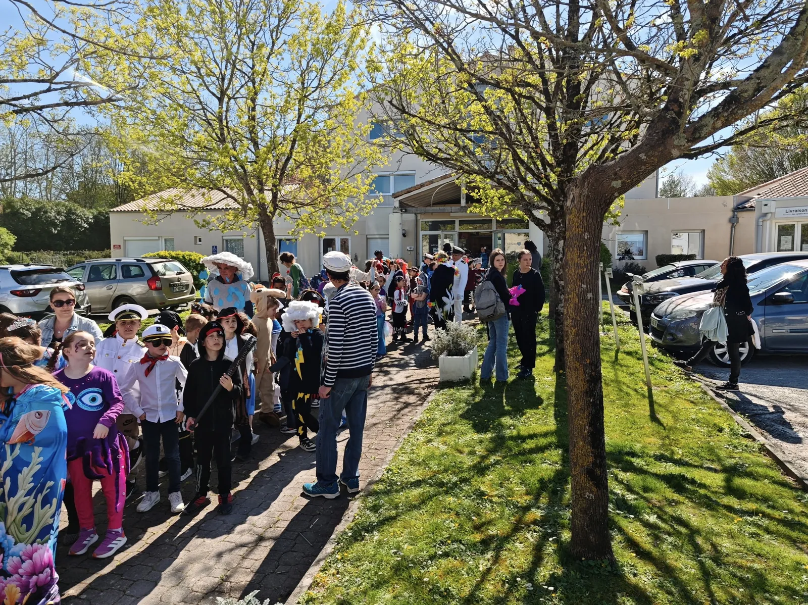 Quand les enfants de l'école viennent fêter le carnaval à la résidence 