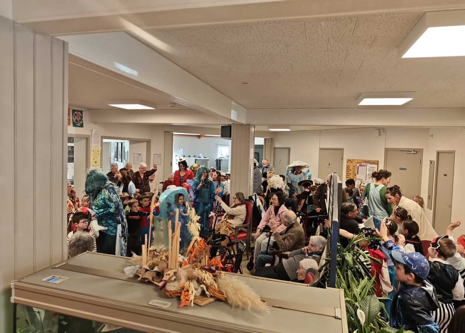 Quand les enfants de l'école viennent fêter le carnaval à la résidence 
