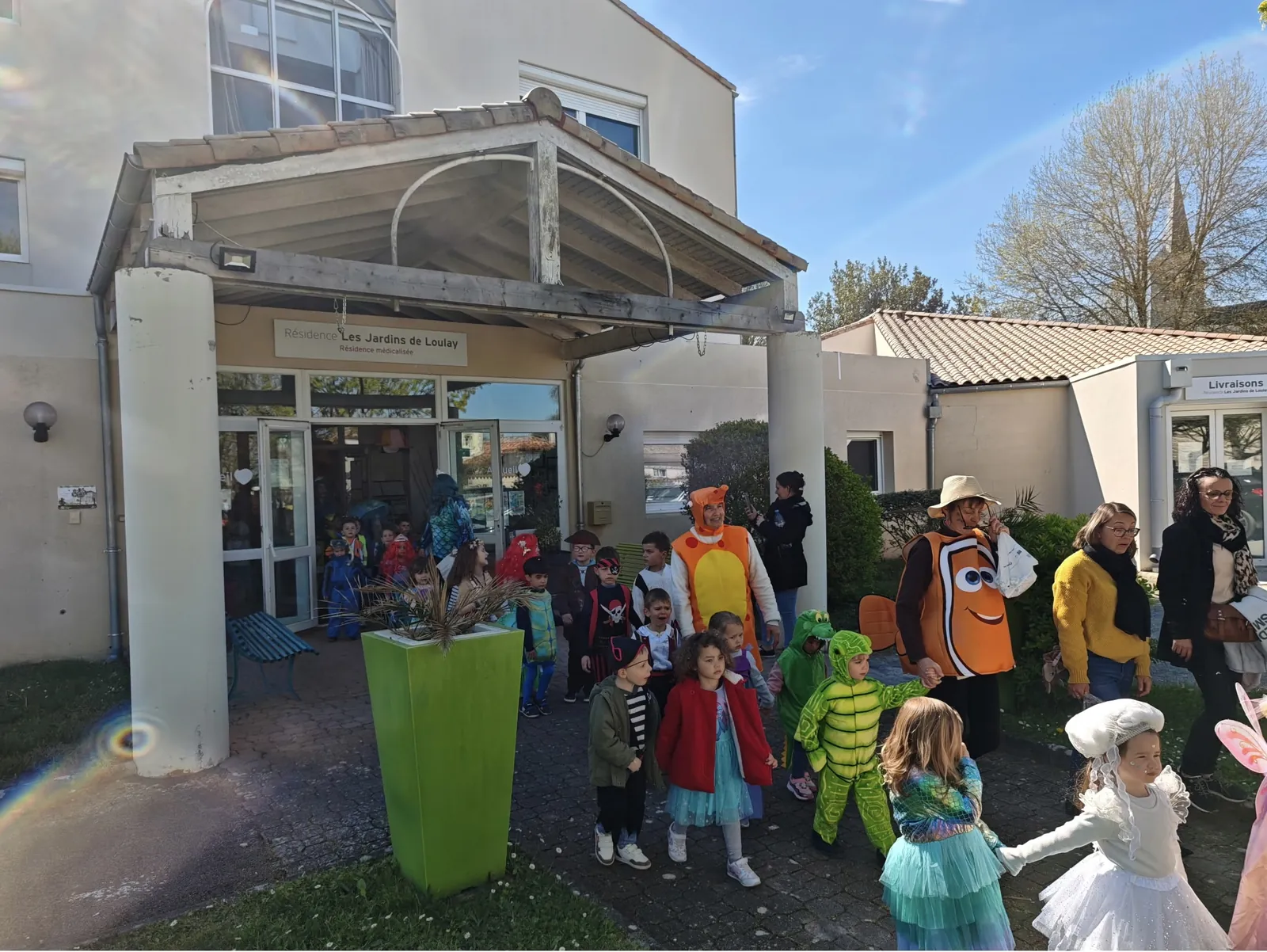 Quand les enfants de l'école viennent fêter le carnaval à la résidence 