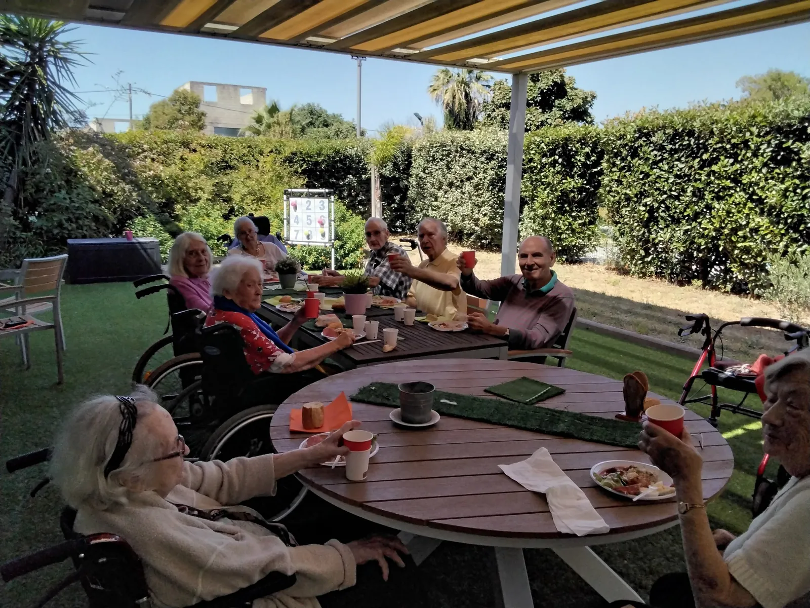 UN AIR DE PIQUE NIQUE  AU GRAND JARDIN