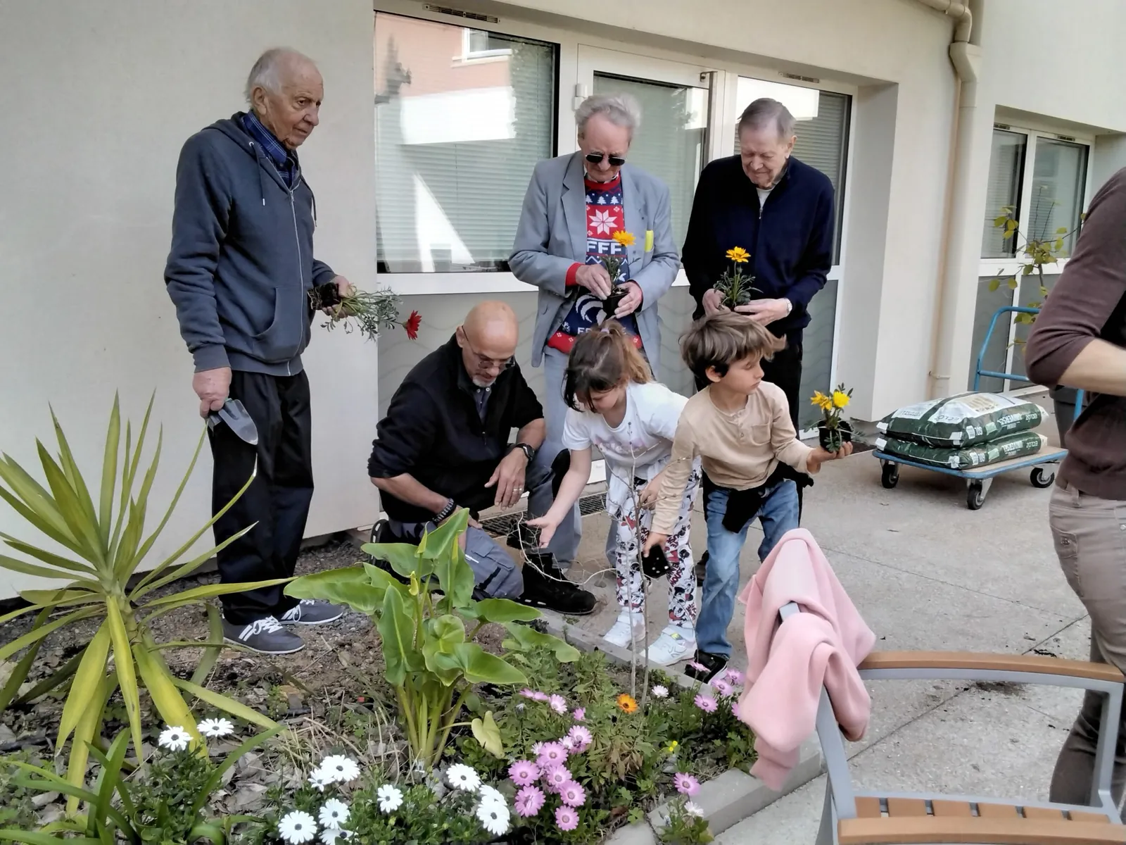 LE JARDIN  NOUS INVITE A 