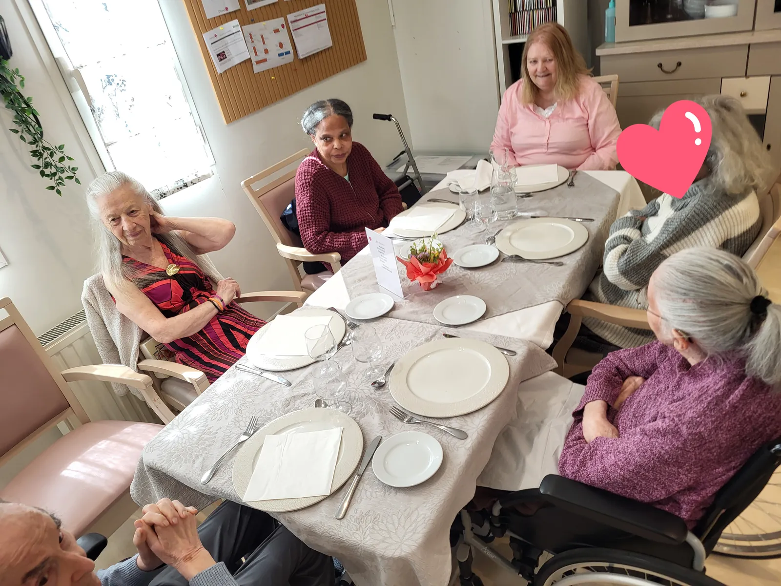 le  porte-bonheur au centre des tables A la résidence 