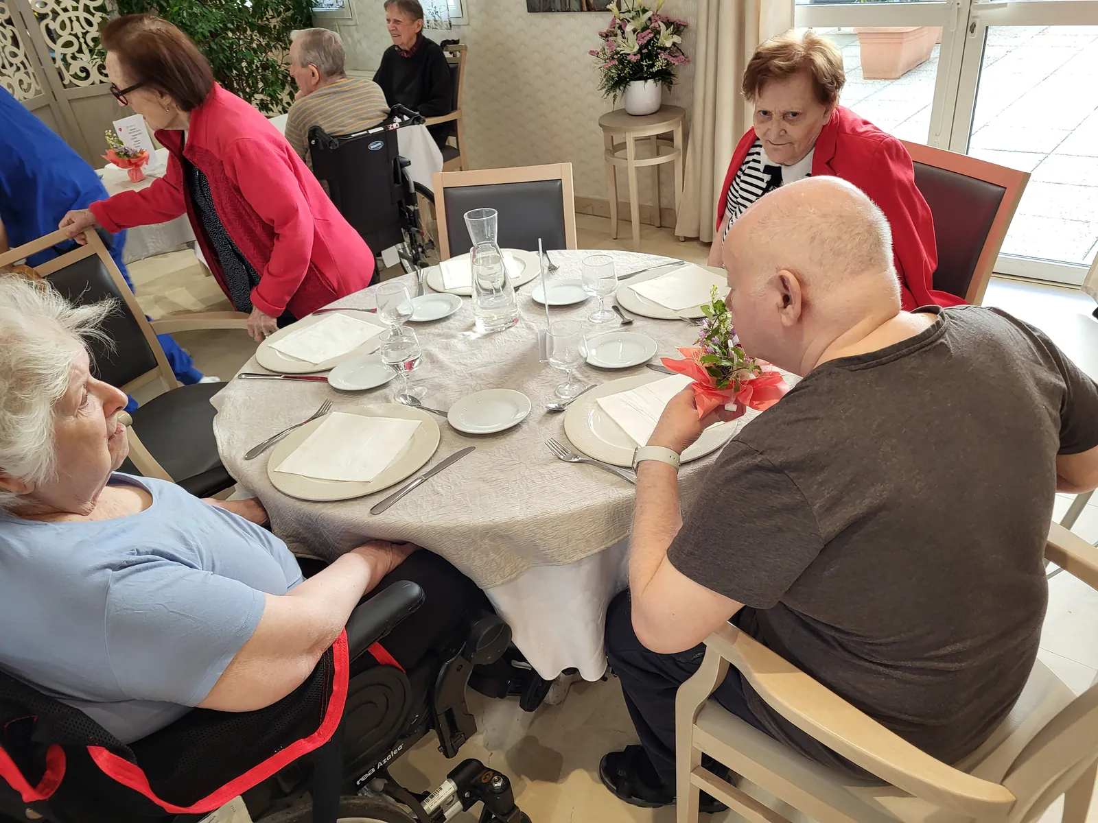 le  porte-bonheur au centre des tables A la résidence 