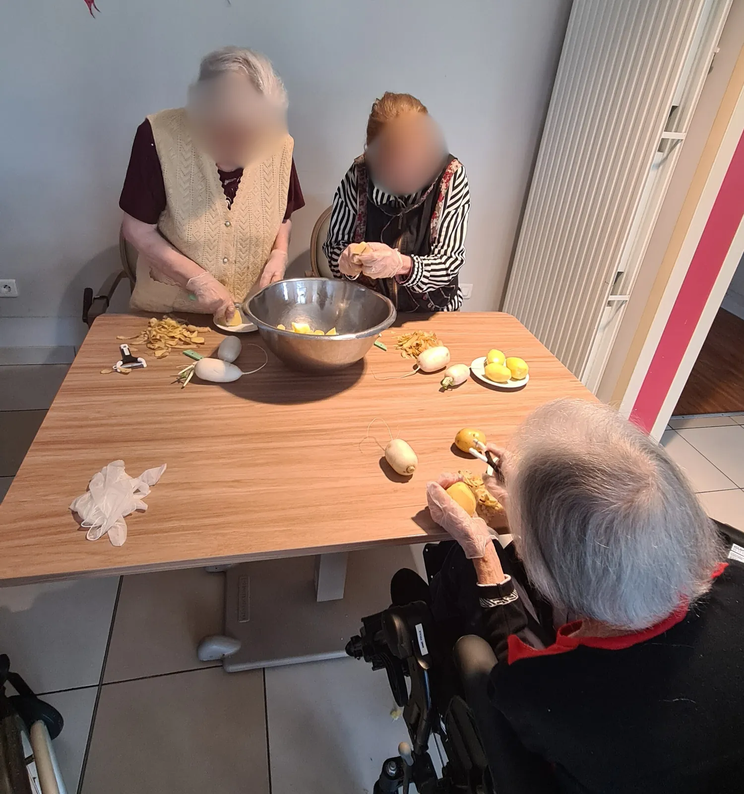 Pelures et papotages : la soupe se prépare en équipe