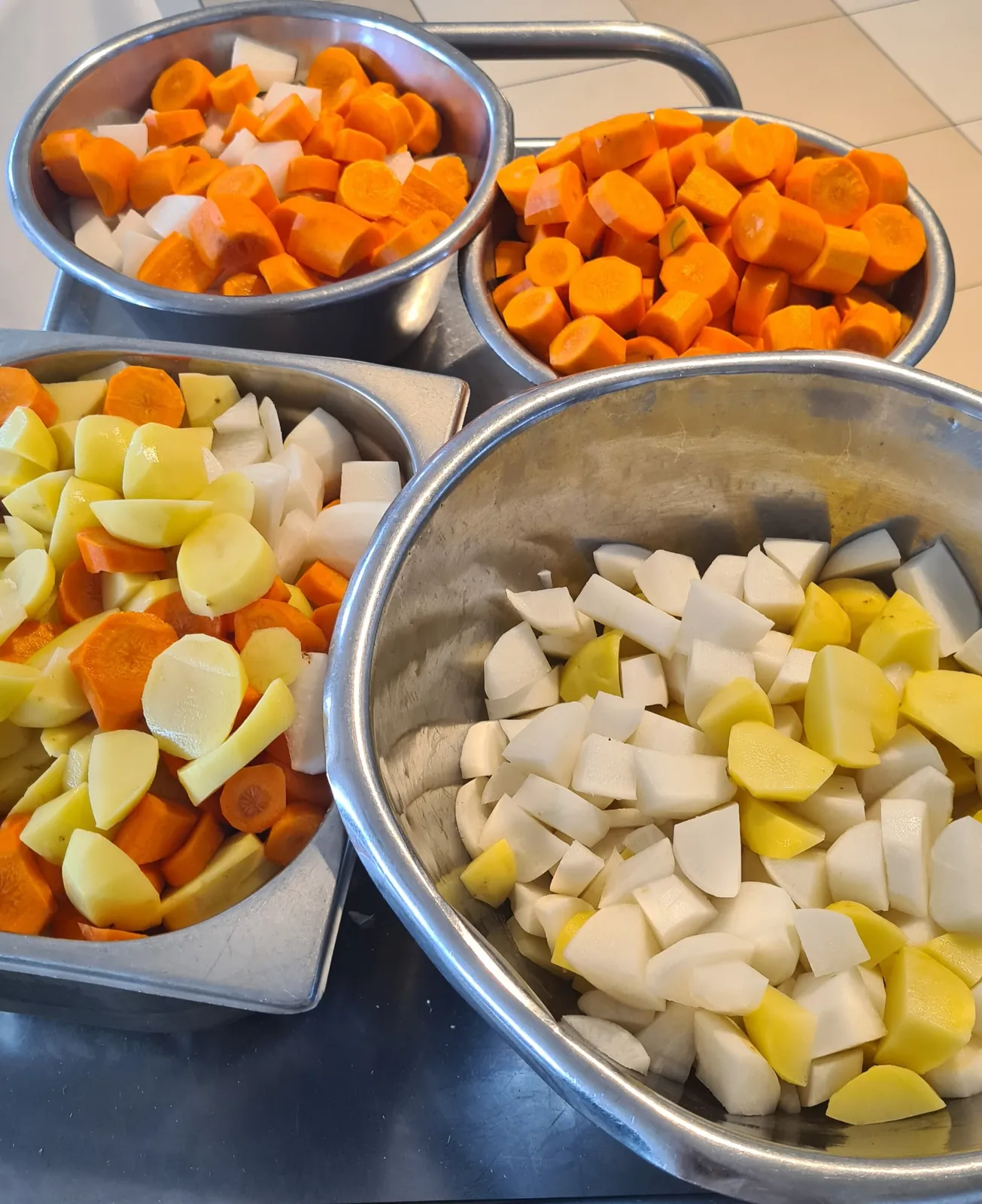 Pelures et papotages : la soupe se prépare en équipe
