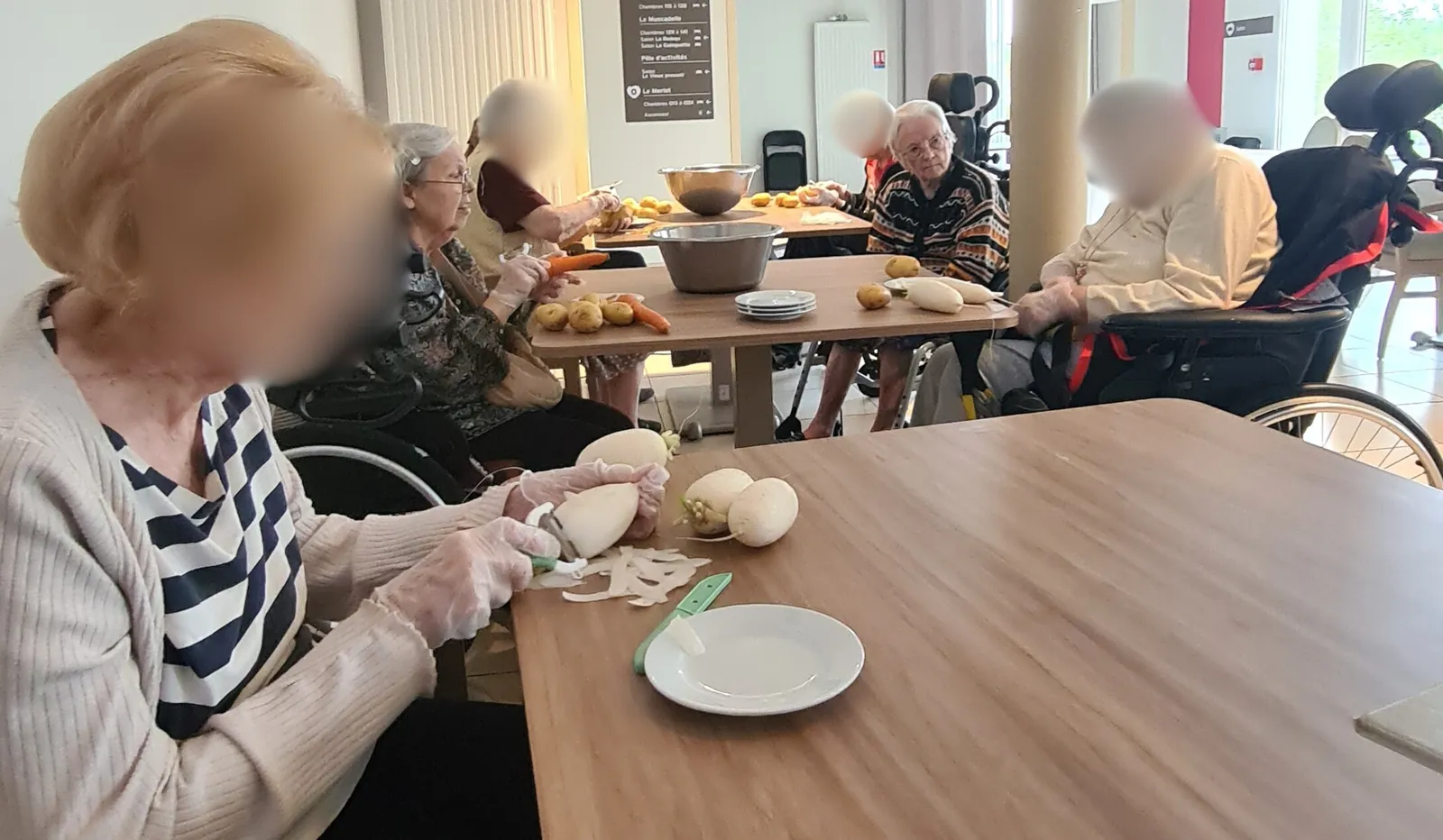 Pelures et papotages : la soupe se prépare en équipe