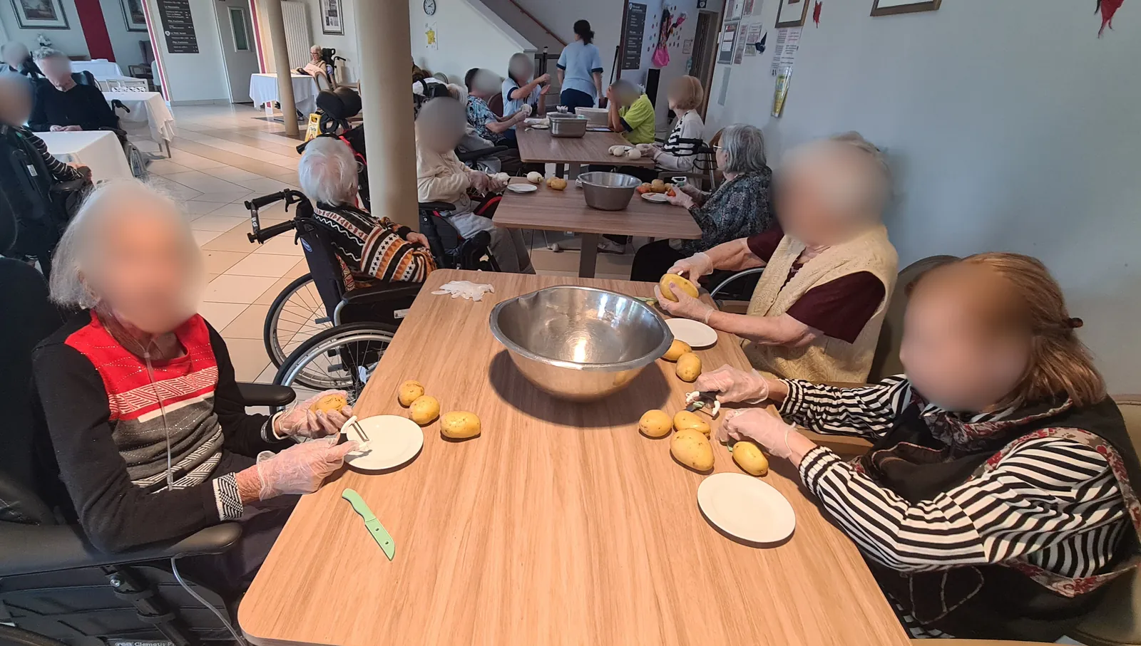 Pelures et papotages : la soupe se prépare en équipe