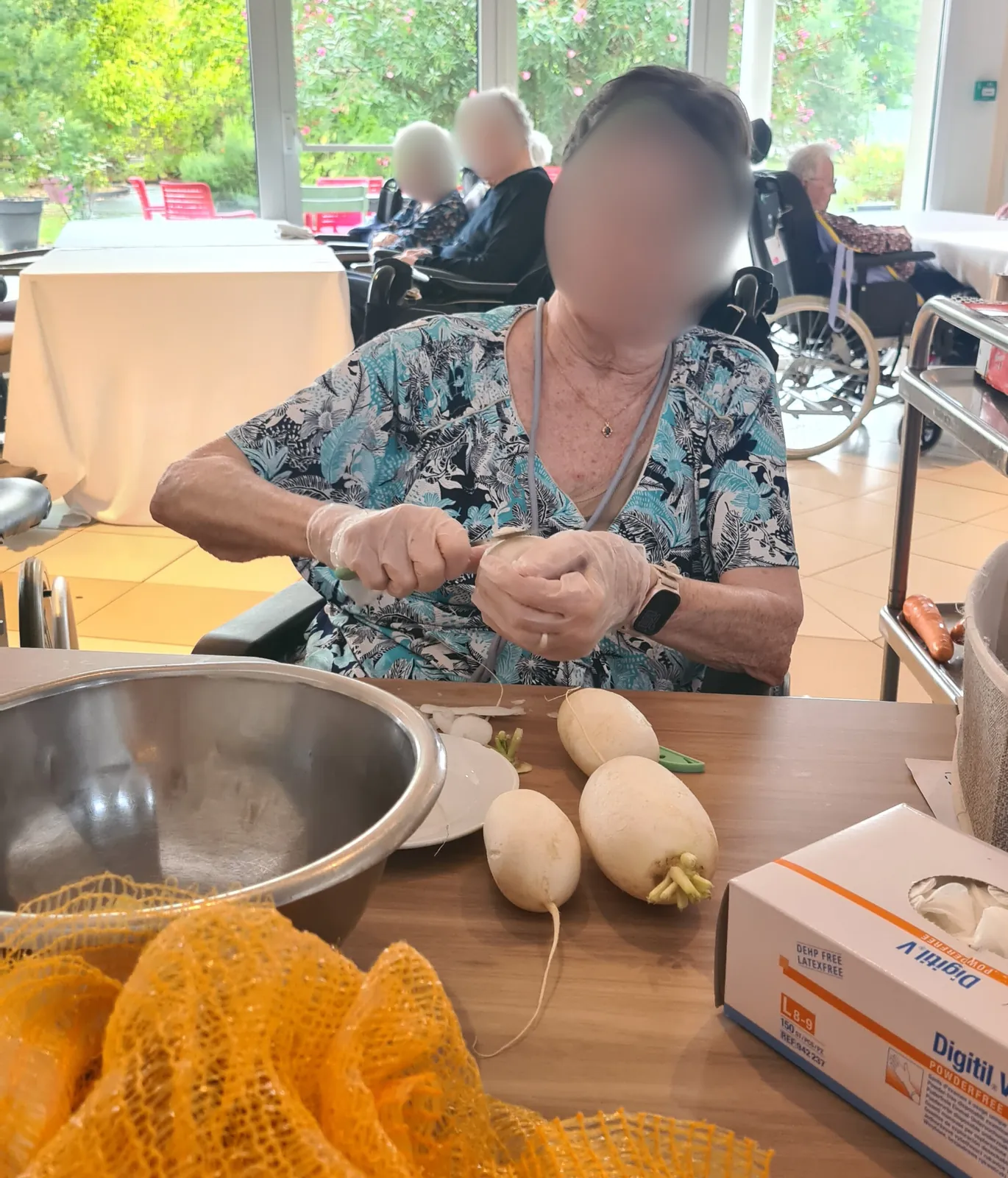 Pelures et papotages : la soupe se prépare en équipe