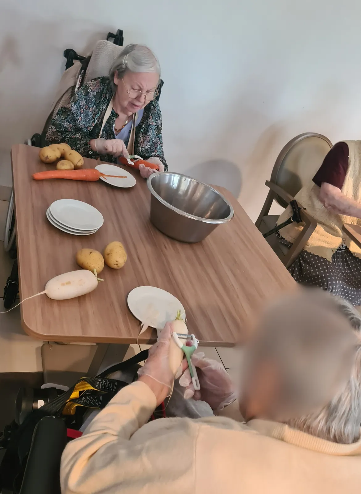 Pelures et papotages : la soupe se prépare en équipe