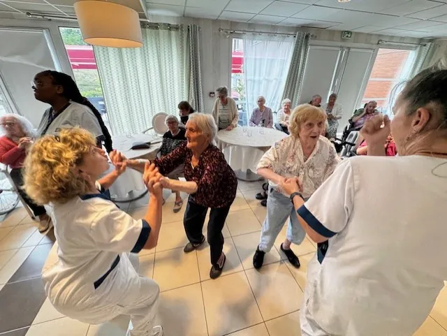 Fête des anniversaires à l'EHPAD des Tourterelles