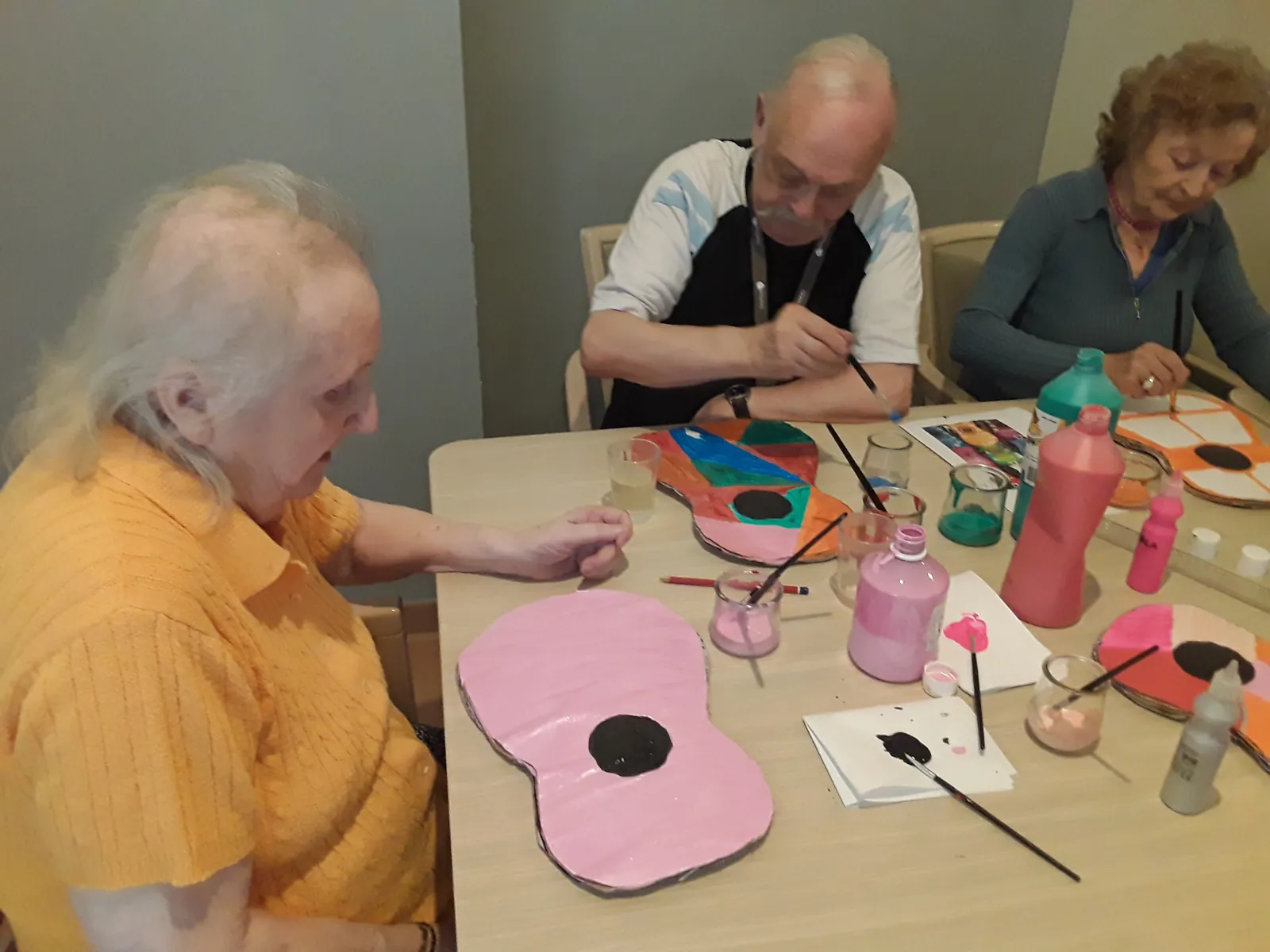 CONFECTION DE GUITARES POUR LE FESTIVAL 