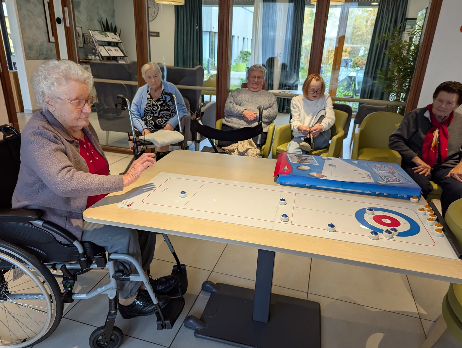 Jeux d’adresse et de bonne humeur à l’EHPAD de Chamant : une résidente de 99 ans brille !