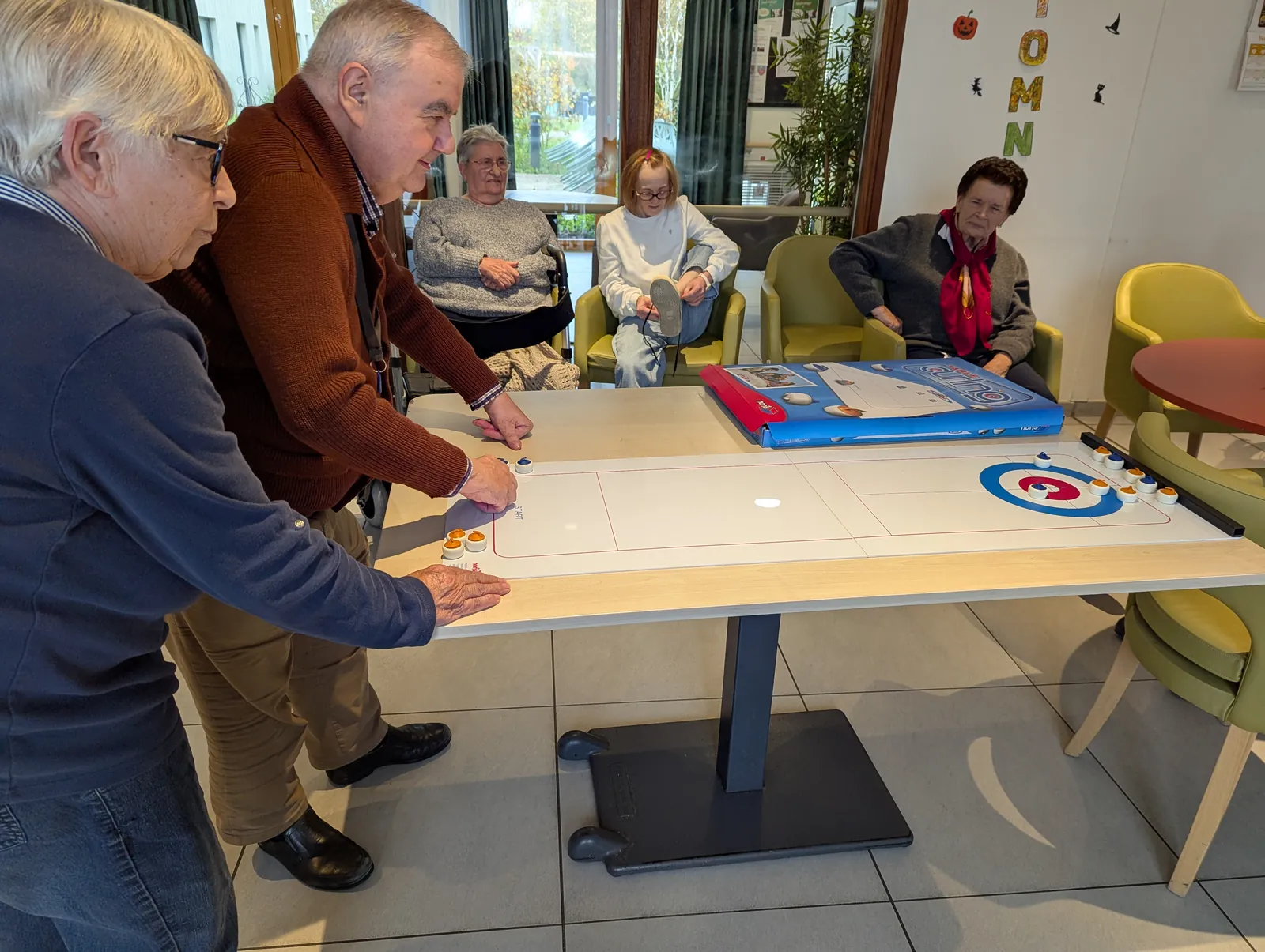 Jeux d’adresse et de bonne humeur à l’EHPAD de Chamant : une résidente de 99 ans brille !
