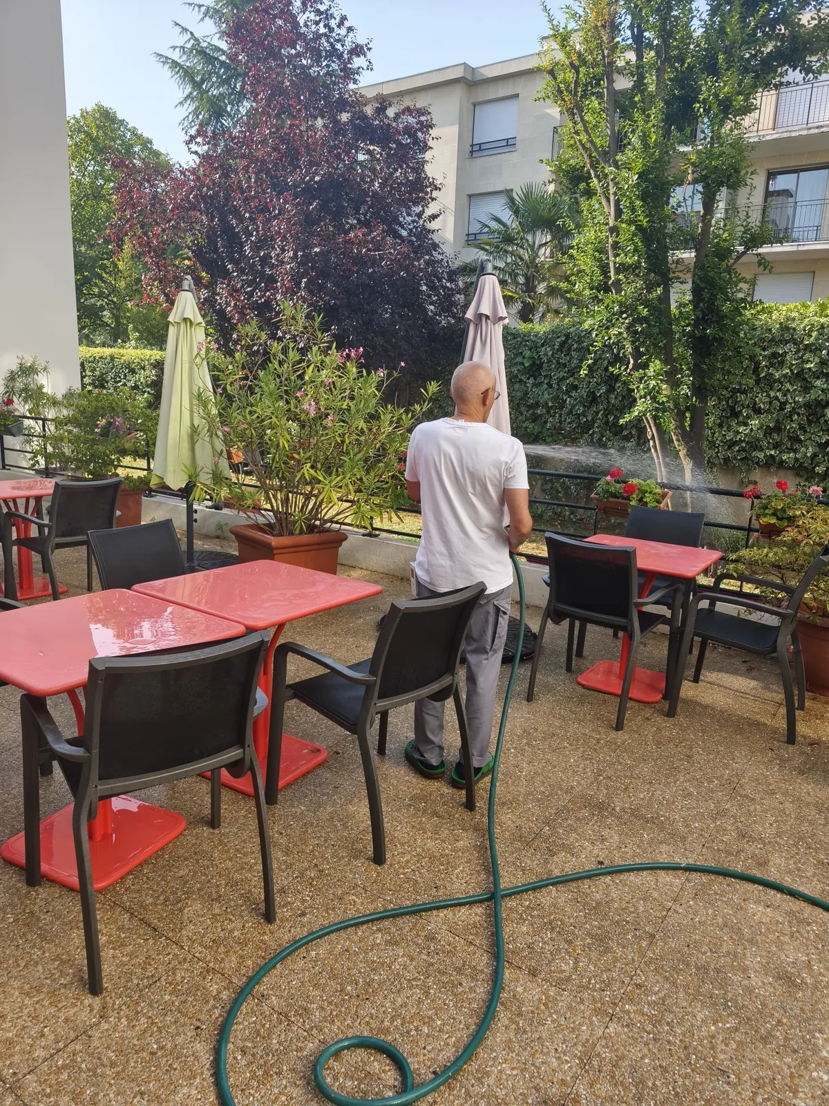 Le rôle de l’agent de maintenance en EHPAD et son importance pendant la canicule