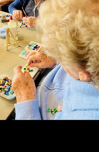 Atelier Mosaïque à l'EHPAD Les Jardins de Thiais
