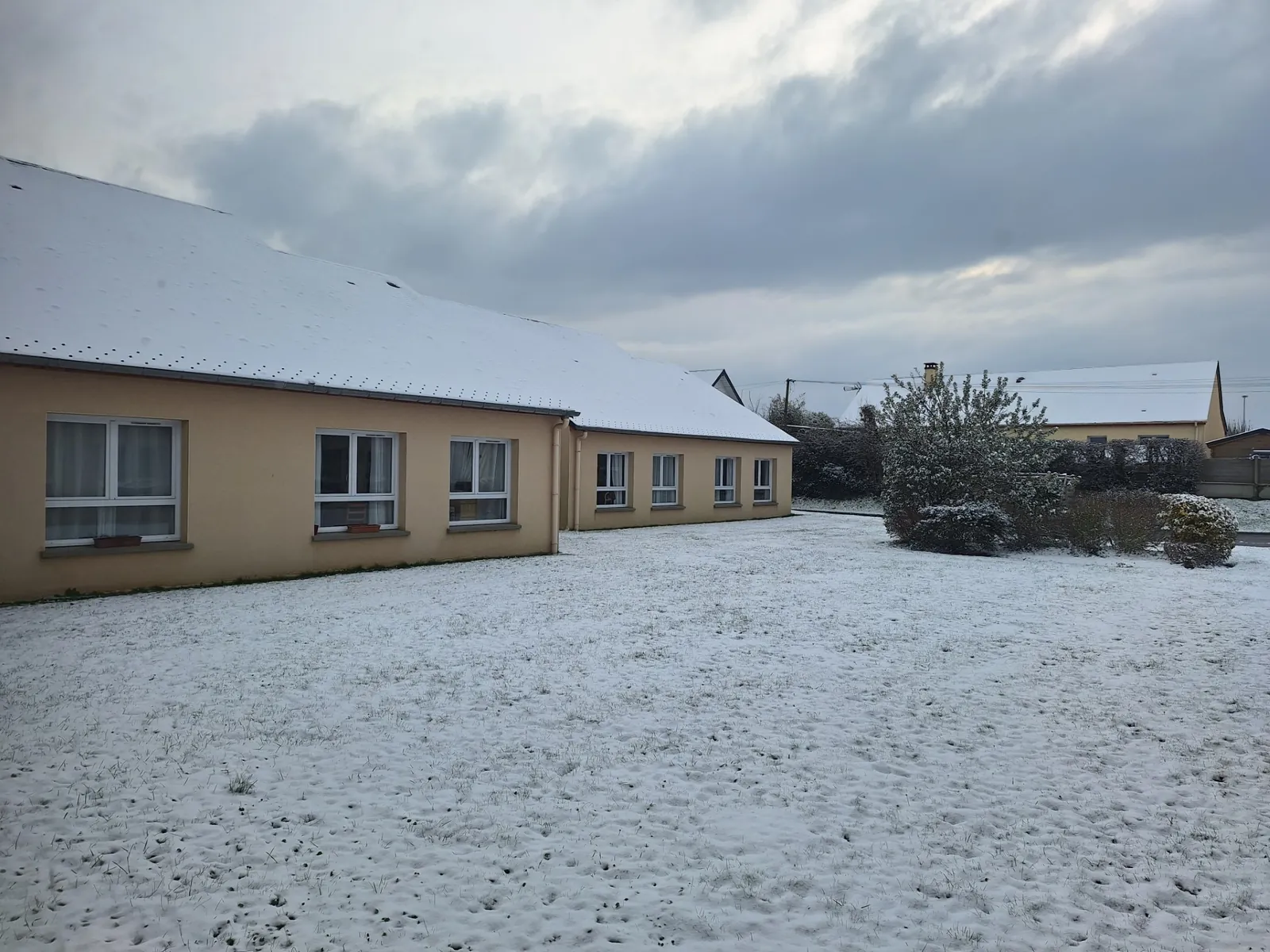 La neige s'invite sur Grandcamp-Maisy en ce début d'année 2024, la créativité en éveil