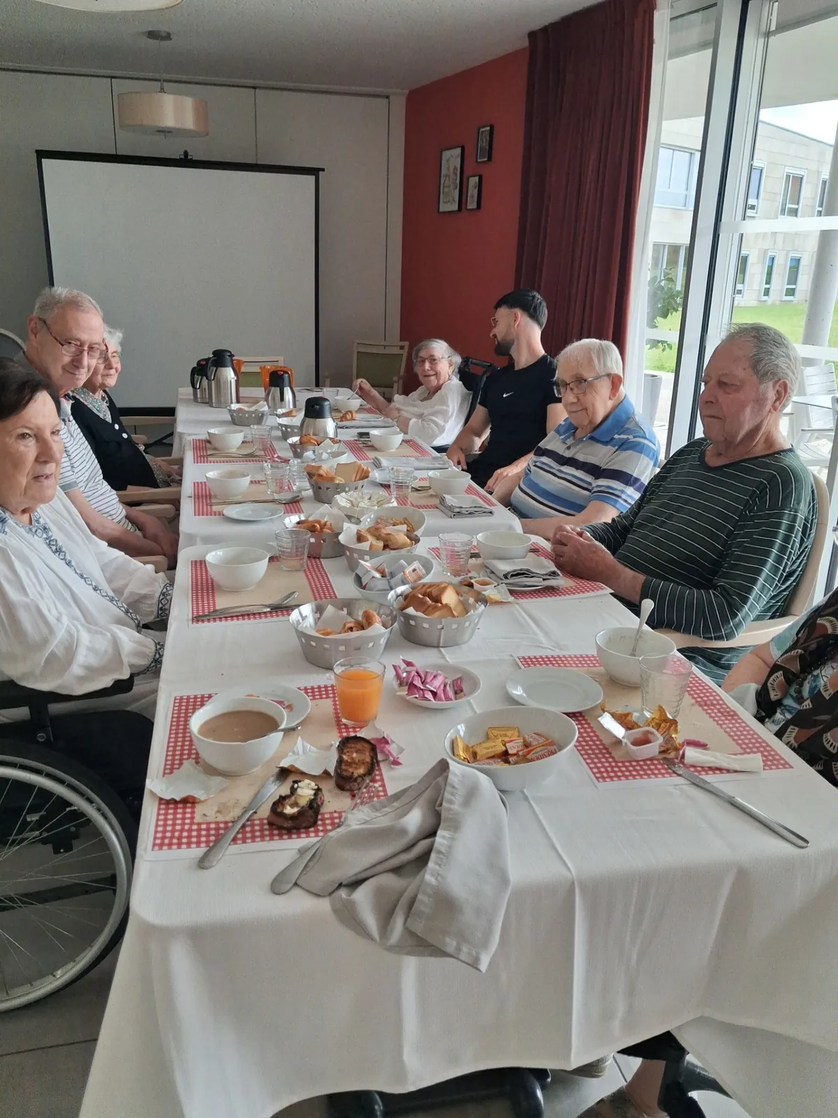 Petit-déjeuner convivial en salle d’animation