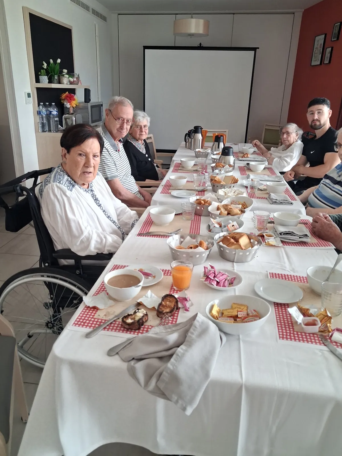 Petit-déjeuner convivial en salle d’animation