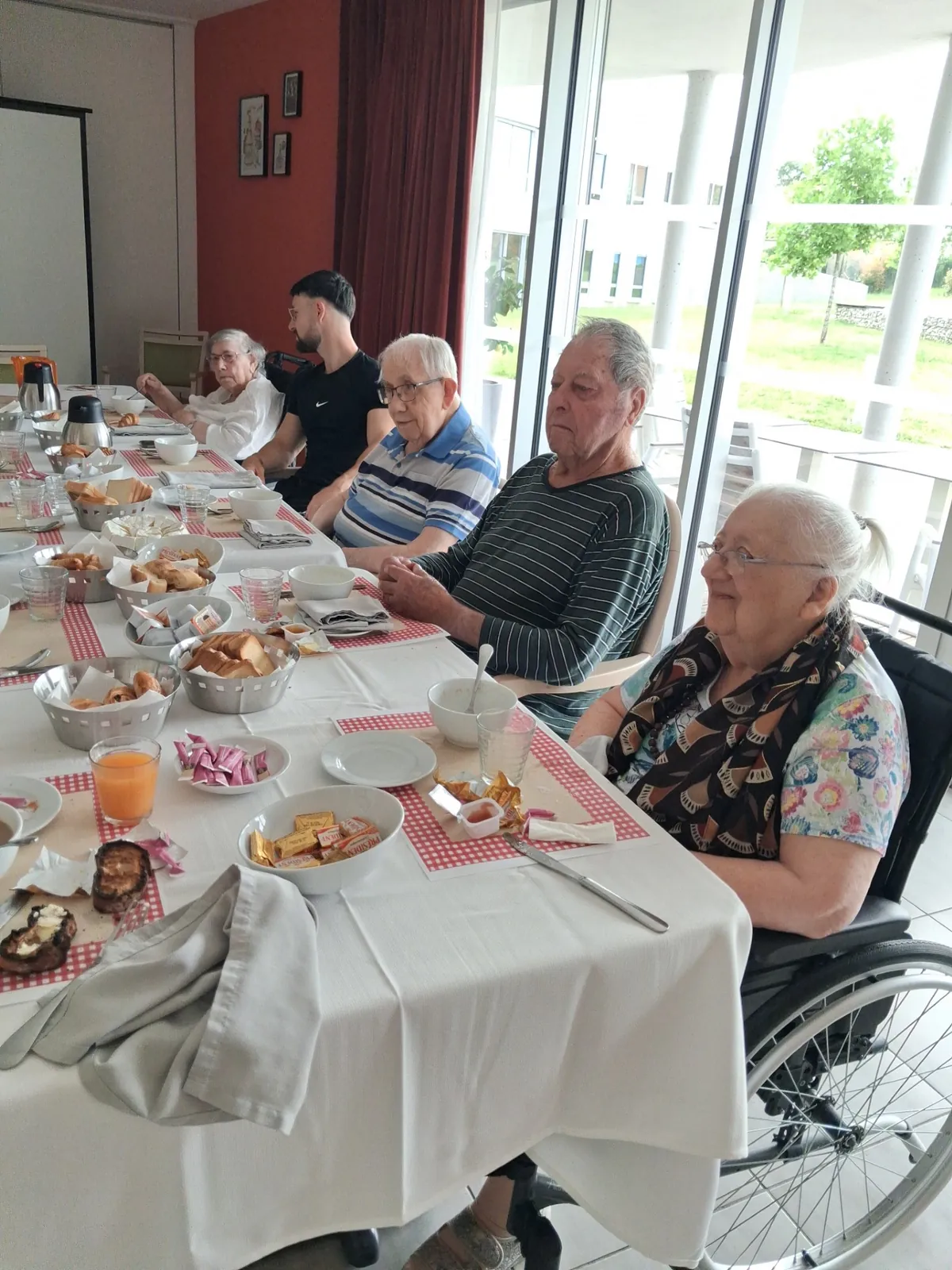 Petit-déjeuner convivial en salle d’animation