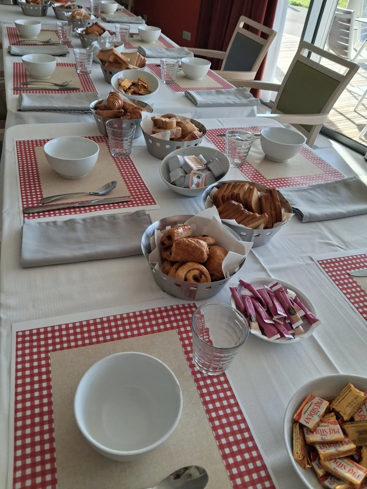 Petit-déjeuner convivial en salle d’animation