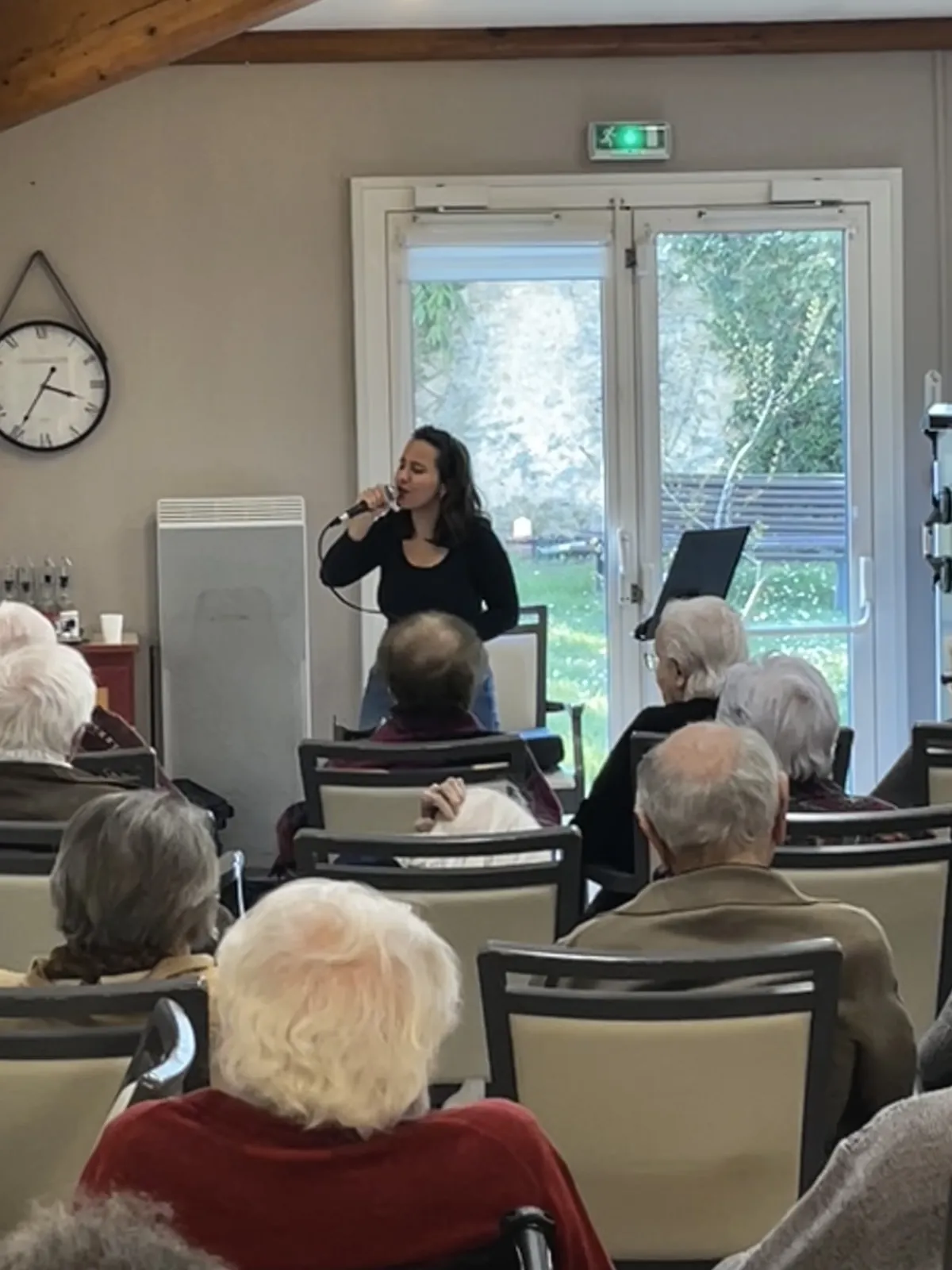 Une voix jeune, un souffle nouveau : quand la musique rassemble les générations en EHPAD